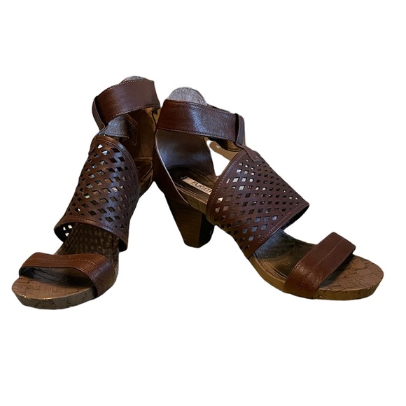 Fugitive by Francis Rossi Sandals - Picture 1 of 6